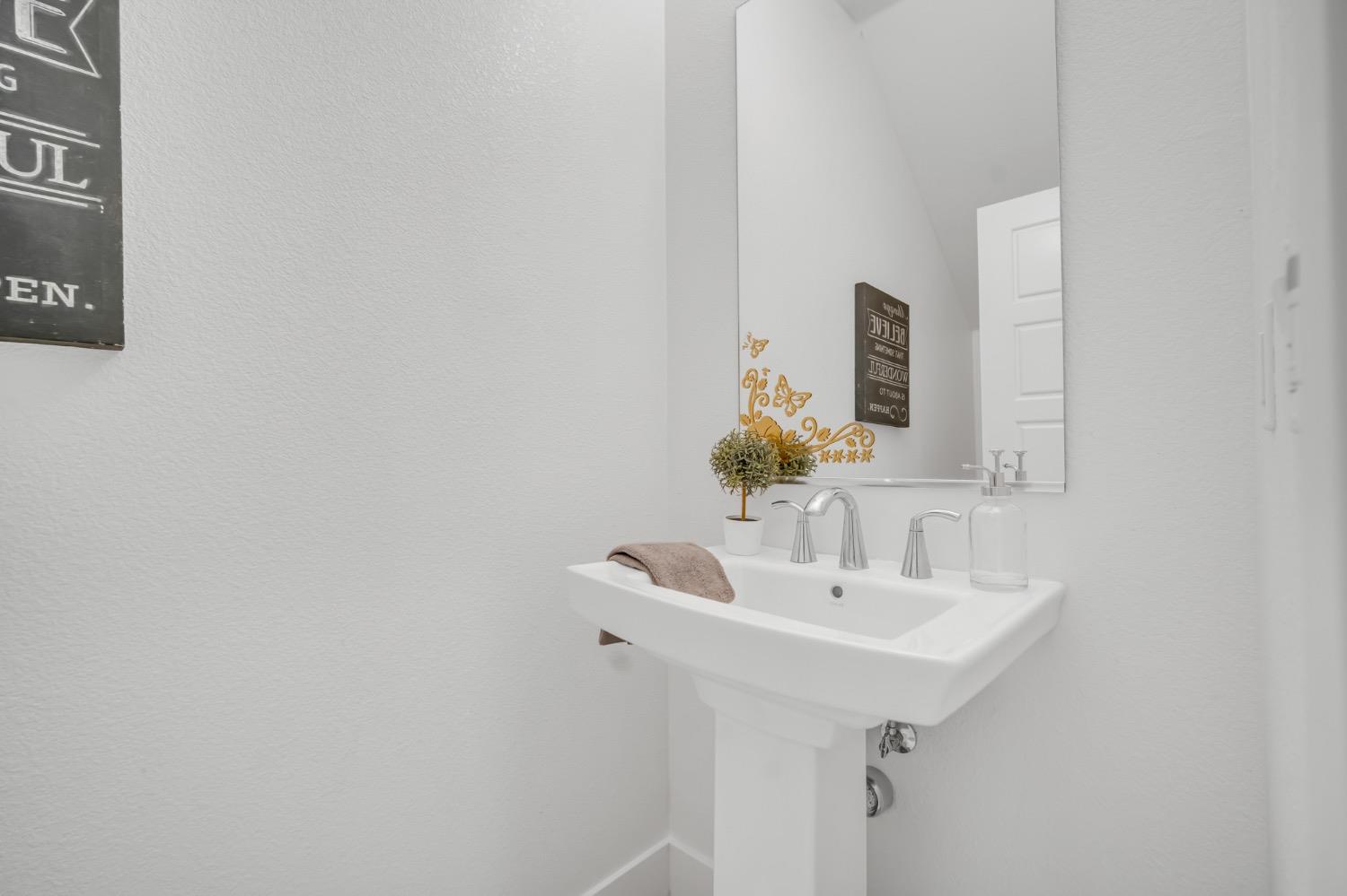 Detail Gallery Image 6 of 51 For 8960 Upbeat Way, Elk Grove,  CA 95757 - 3 Beds | 2/1 Baths