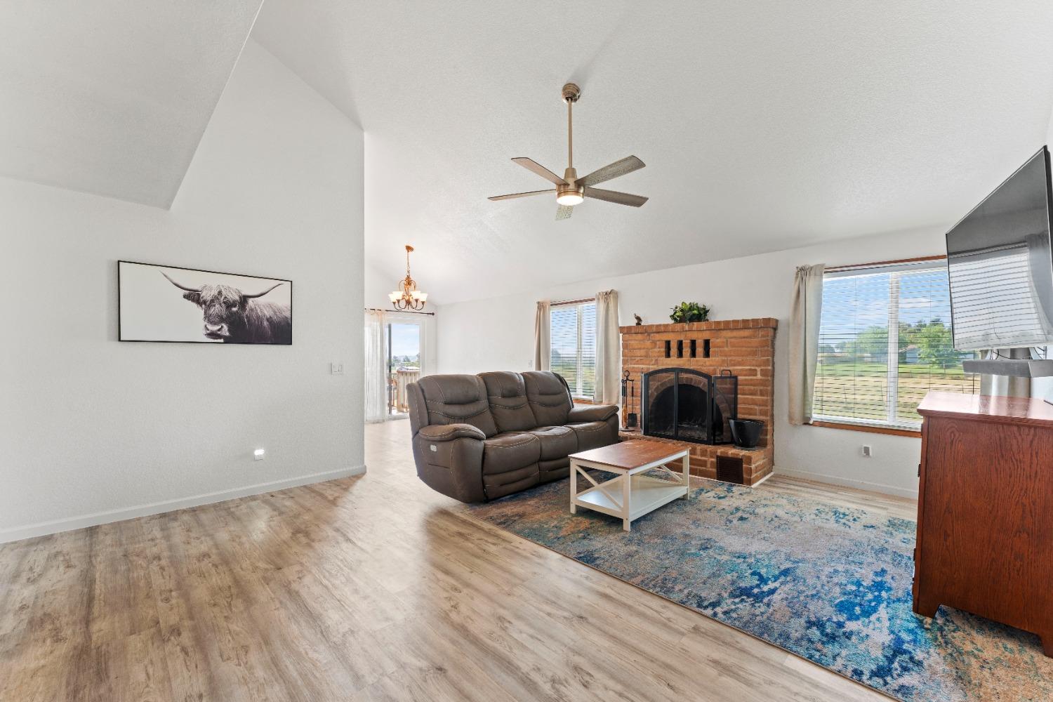 Detail Gallery Image 9 of 51 For 3218 Las Quintas Way, Marysville,  CA 95901 - 5 Beds | 2 Baths