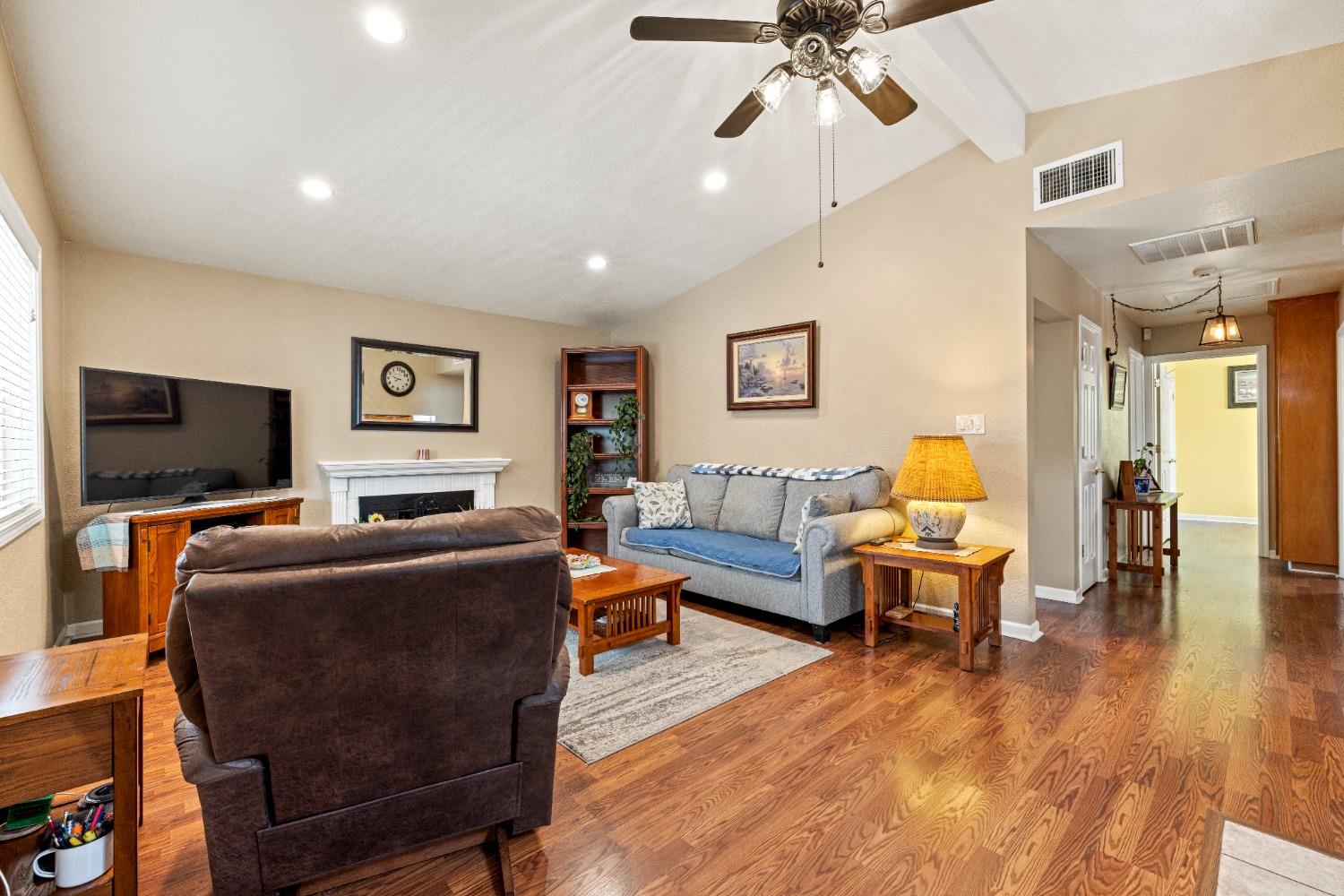 Detail Gallery Image 11 of 49 For 3701 Chamberlain Way, Carmichael,  CA 95608 - 3 Beds | 1/1 Baths