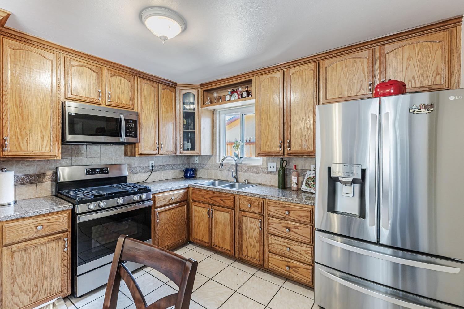 Detail Gallery Image 5 of 25 For 6629 Doreen Way, Sacramento,  CA 95823 - 3 Beds | 2 Baths