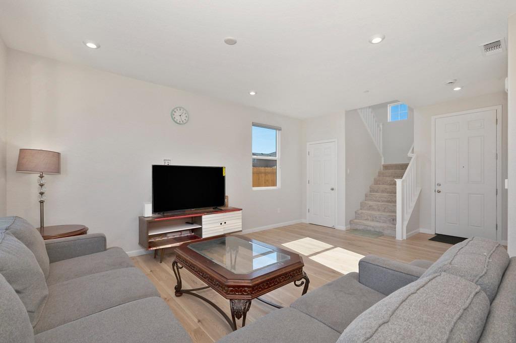 Del Seis Drive, Sacramento, California image 9