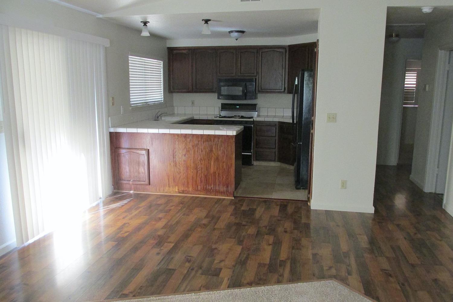 Detail Gallery Image 4 of 10 For 5920 Silver Shadow Cir, Sacramento,  CA 95823 - 3 Beds | 2 Baths