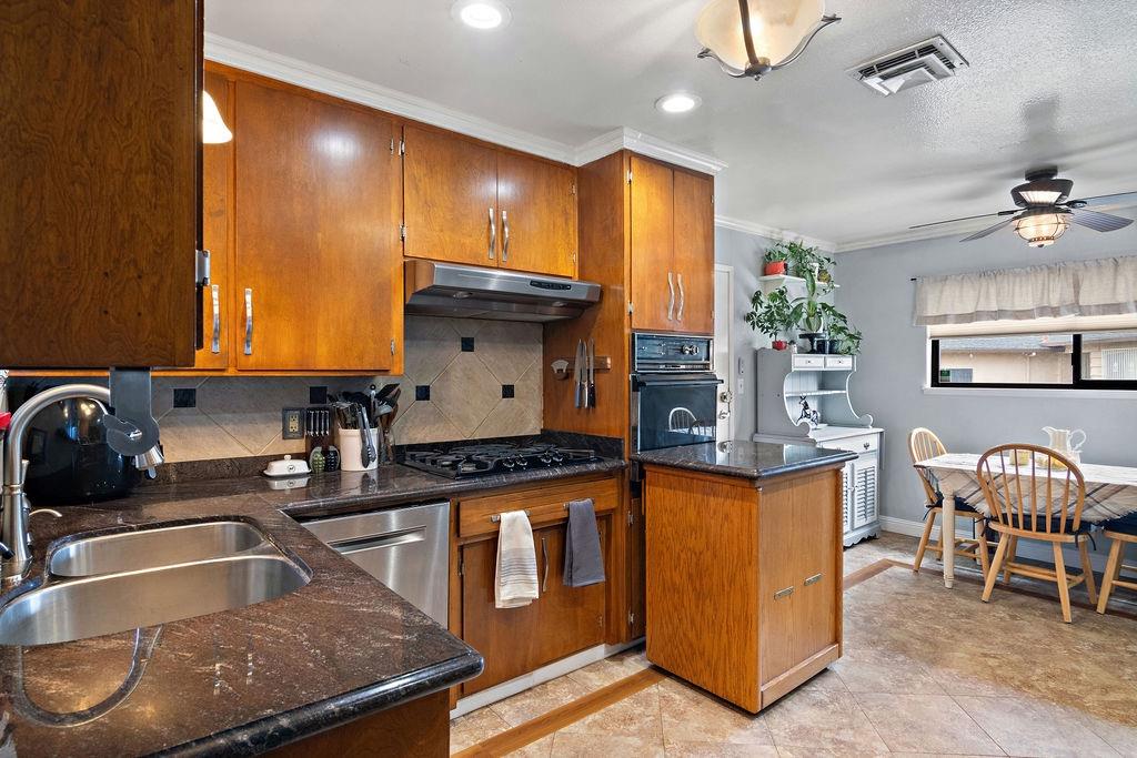 Detail Gallery Image 8 of 50 For 604 San Miguel Ave, Stockton,  CA 95210 - 3 Beds | 2 Baths