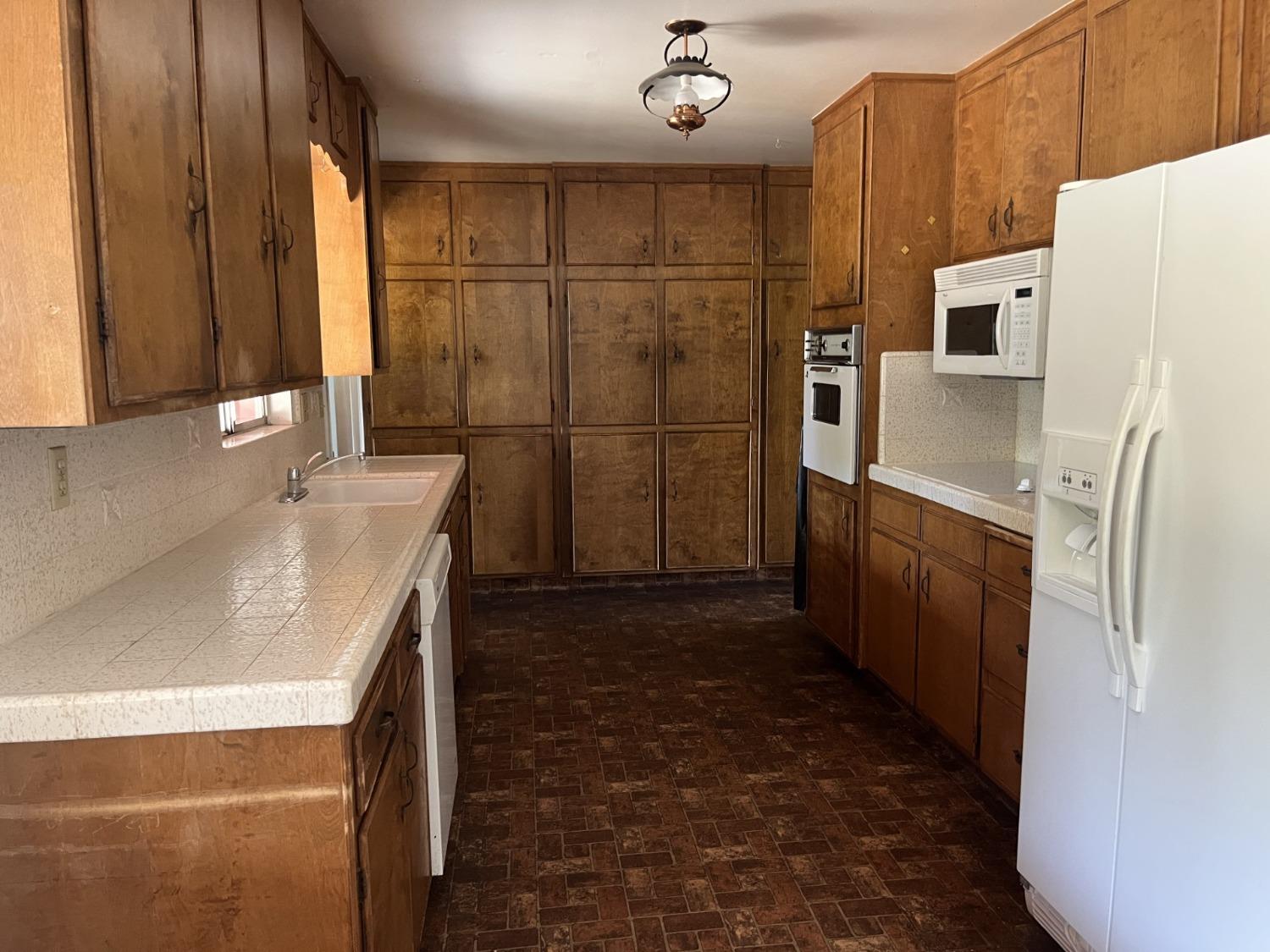 Detail Gallery Image 3 of 18 For 1008 Wellington Dr, Modesto,  CA 95350 - 4 Beds | 2/1 Baths