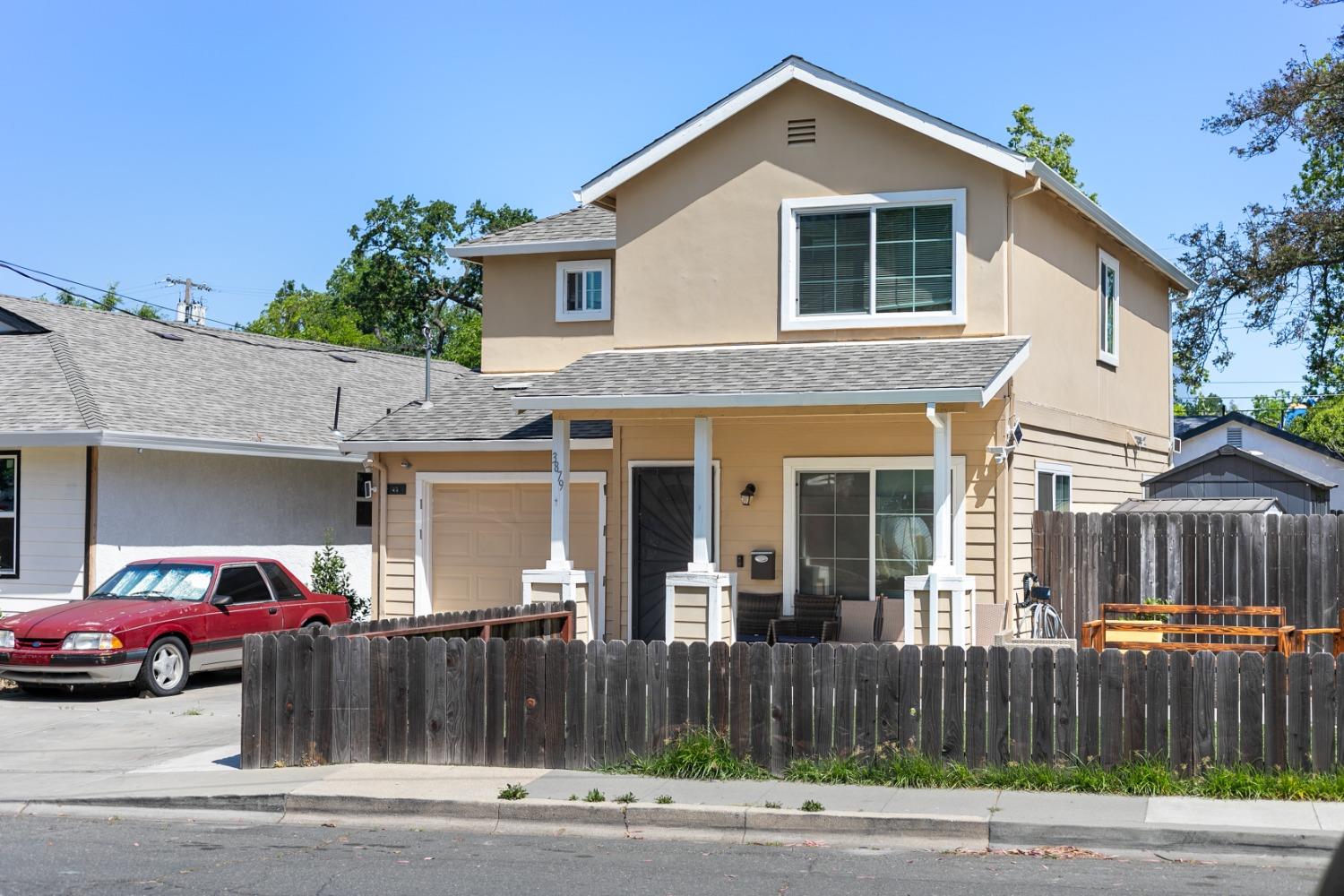 Detail Gallery Image 1 of 30 For 3879 8th Ave, Sacramento,  CA 95817 - 3 Beds | 2/1 Baths