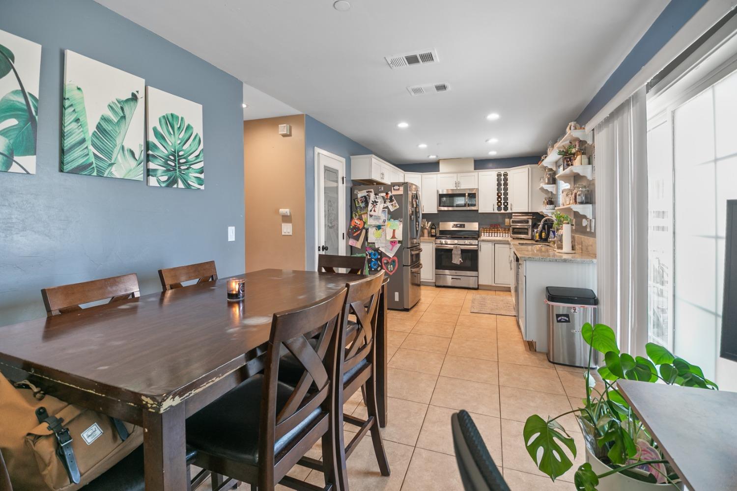Detail Gallery Image 11 of 30 For 3879 8th Ave, Sacramento,  CA 95817 - 3 Beds | 2/1 Baths