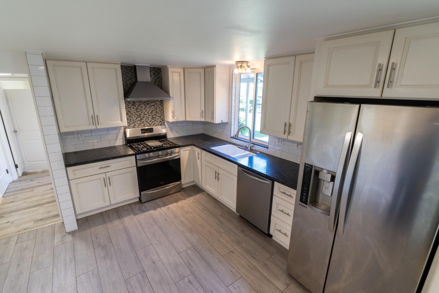 Detail Gallery Image 7 of 19 For 2200 El Cejo Cir, Rancho Cordova,  CA 95670 - 5 Beds | 2/1 Baths