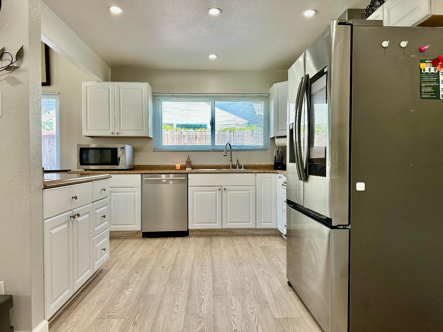 Detail Gallery Image 7 of 24 For 1833 Reisling Dr, Lodi,  CA 95240 - 4 Beds | 2 Baths