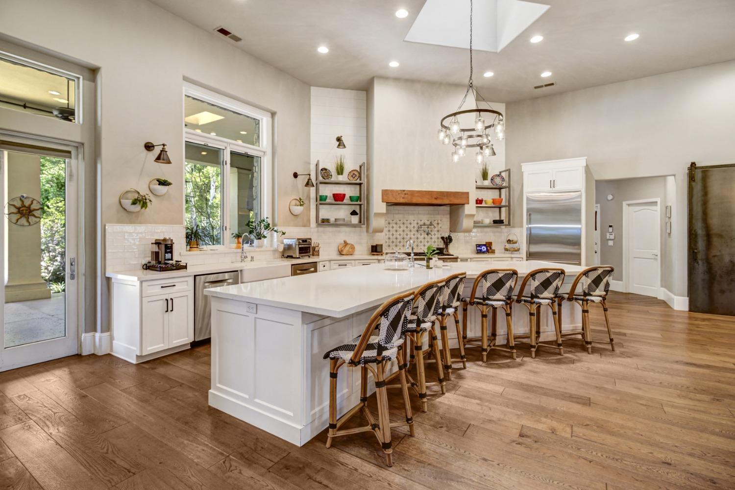 Detail Gallery Image 13 of 81 For 5011 Jardin Ln, Carmichael,  CA 95608 - 4 Beds | 4 Baths