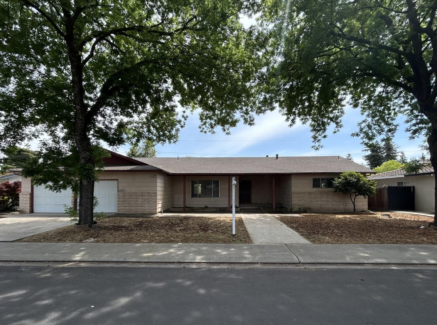 Detail Gallery Image 1 of 18 For 1008 Wellington Dr, Modesto,  CA 95350 - 4 Beds | 2/1 Baths