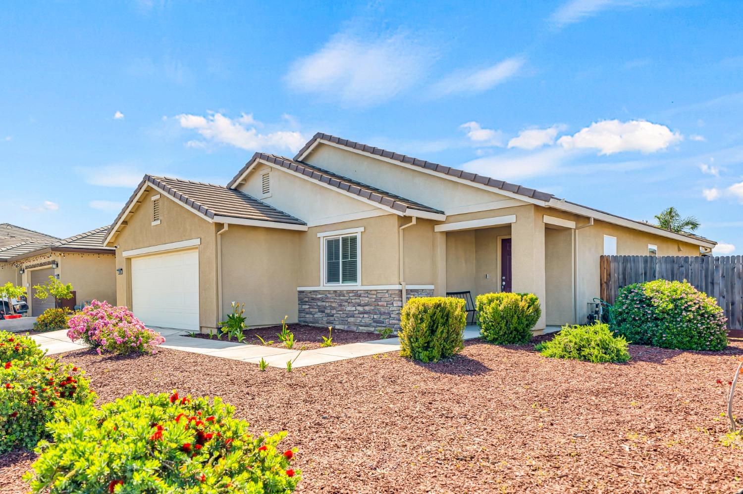 Detail Gallery Image 2 of 42 For 1096 Sierra Bluff St, Plumas Lake,  CA 95961 - 3 Beds | 2 Baths