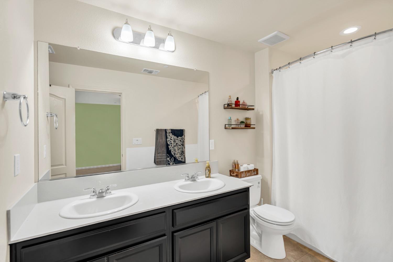 Detail Gallery Image 17 of 42 For 1096 Sierra Bluff St, Plumas Lake,  CA 95961 - 3 Beds | 2 Baths