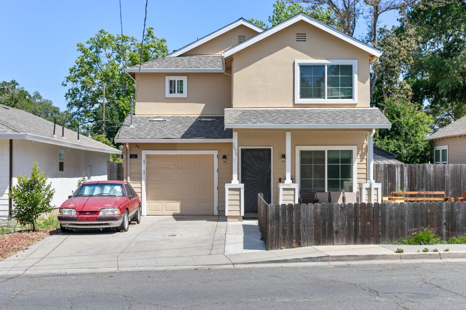 Detail Gallery Image 2 of 30 For 3879 8th Ave, Sacramento,  CA 95817 - 3 Beds | 2/1 Baths
