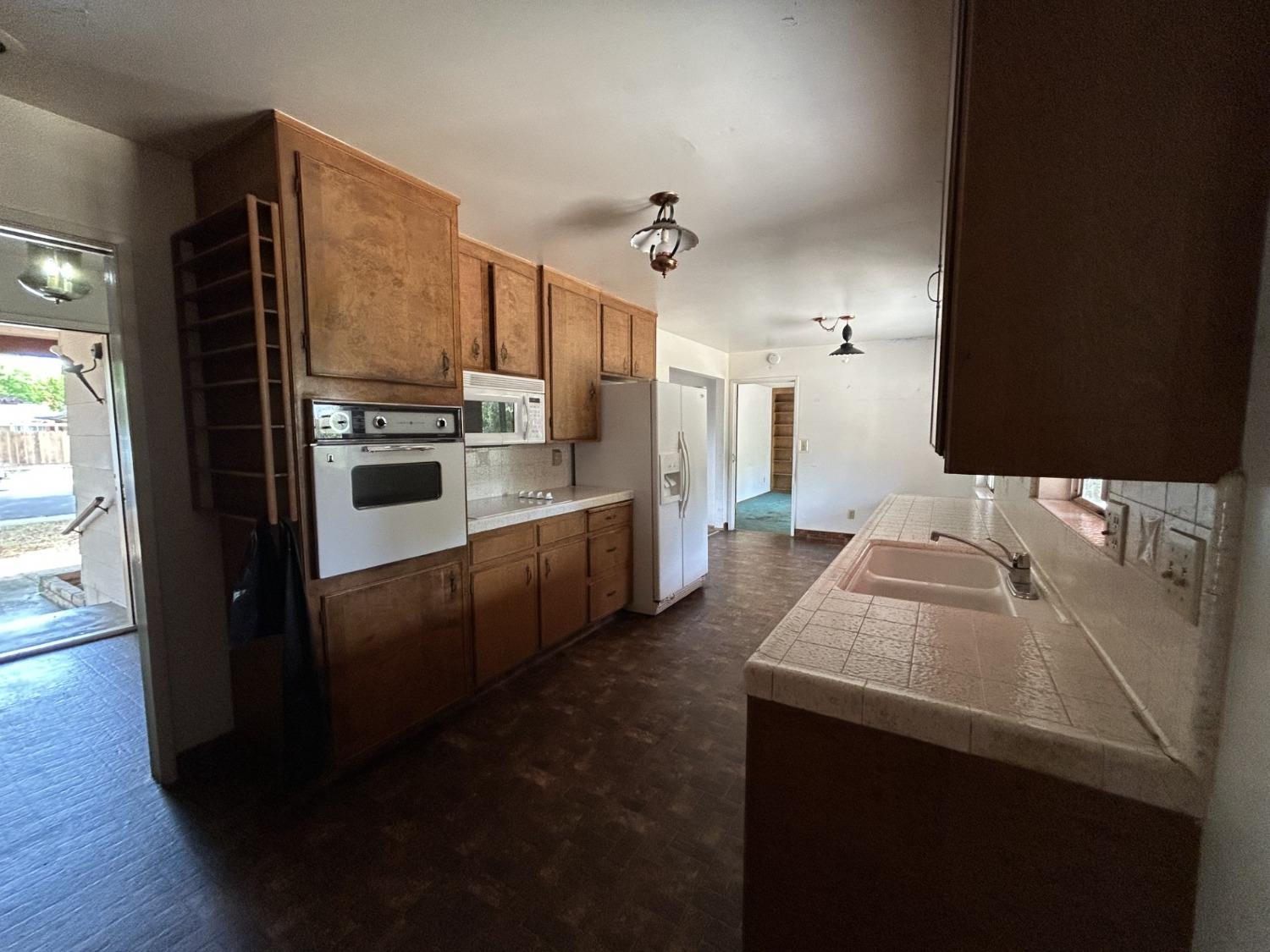 Detail Gallery Image 5 of 18 For 1008 Wellington Dr, Modesto,  CA 95350 - 4 Beds | 2/1 Baths
