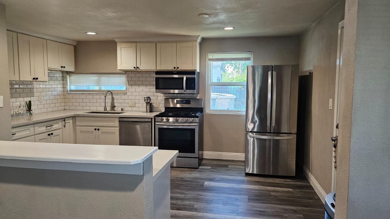 Detail Gallery Image 2 of 24 For 4725 Parker Ave, Sacramento,  CA 95820 - 2 Beds | 1 Baths