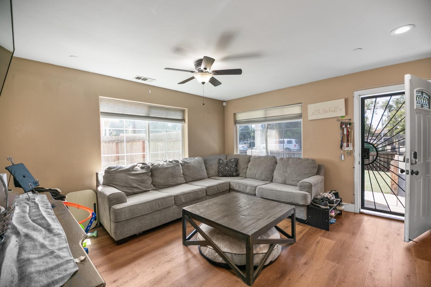 Detail Gallery Image 4 of 30 For 3879 8th Ave, Sacramento,  CA 95817 - 3 Beds | 2/1 Baths