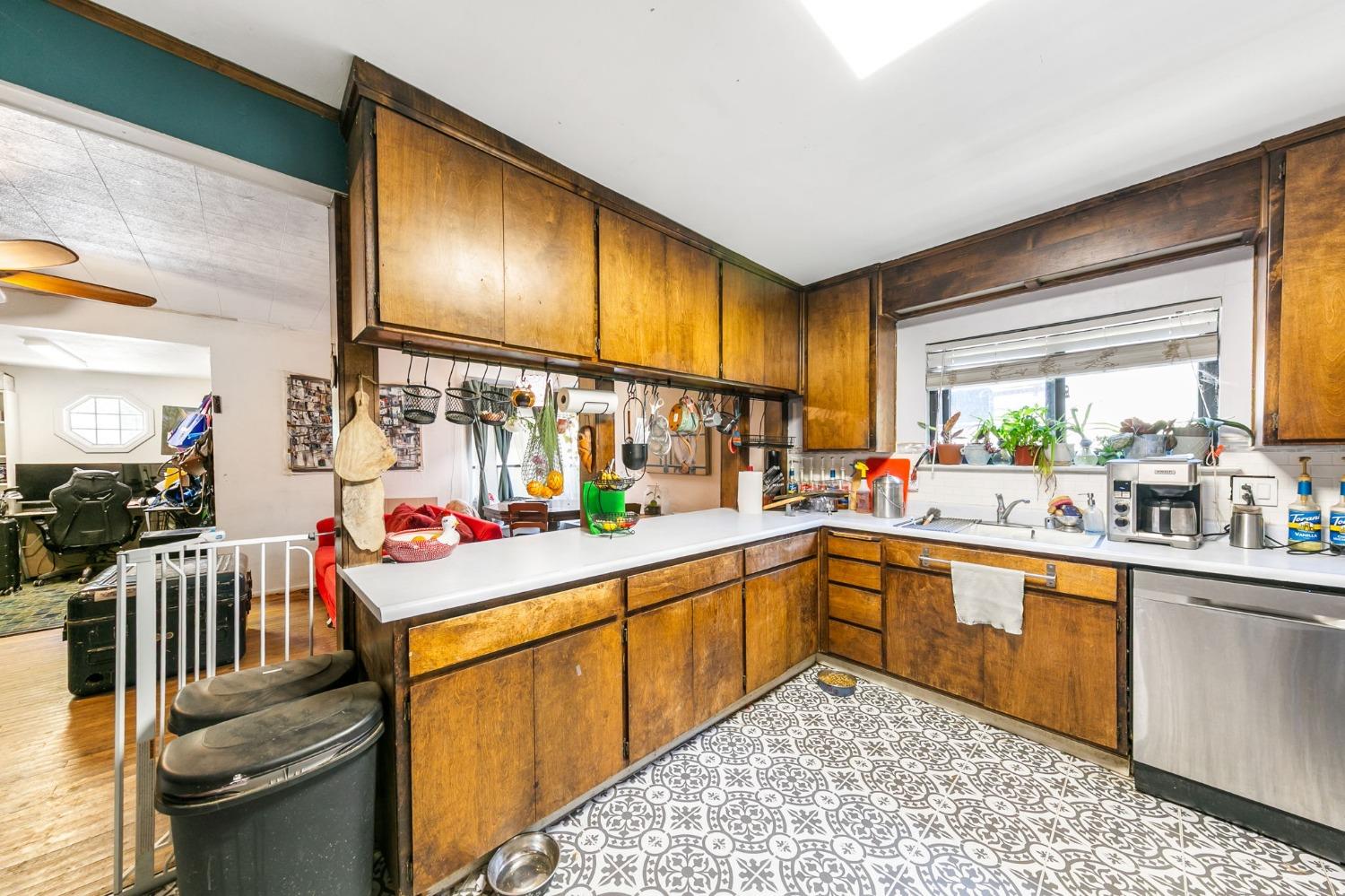 Detail Gallery Image 16 of 58 For 26 Oak Ave, Woodland,  CA 95695 - 4 Beds | 4 Baths