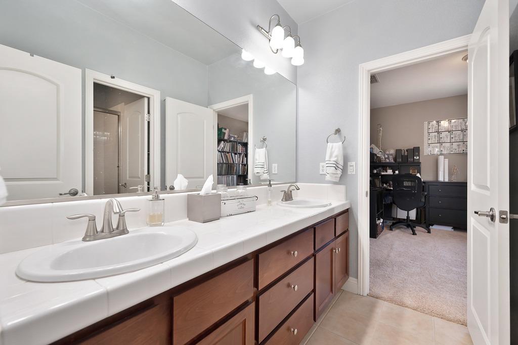 Detail Gallery Image 18 of 44 For 2425 Rockrose Cir, Roseville,  CA 95747 - 4 Beds | 3 Baths