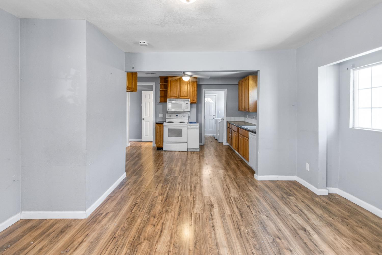 Detail Gallery Image 4 of 41 For 2931 Elm Ave, Merced,  CA 95348 - 3 Beds | 3 Baths