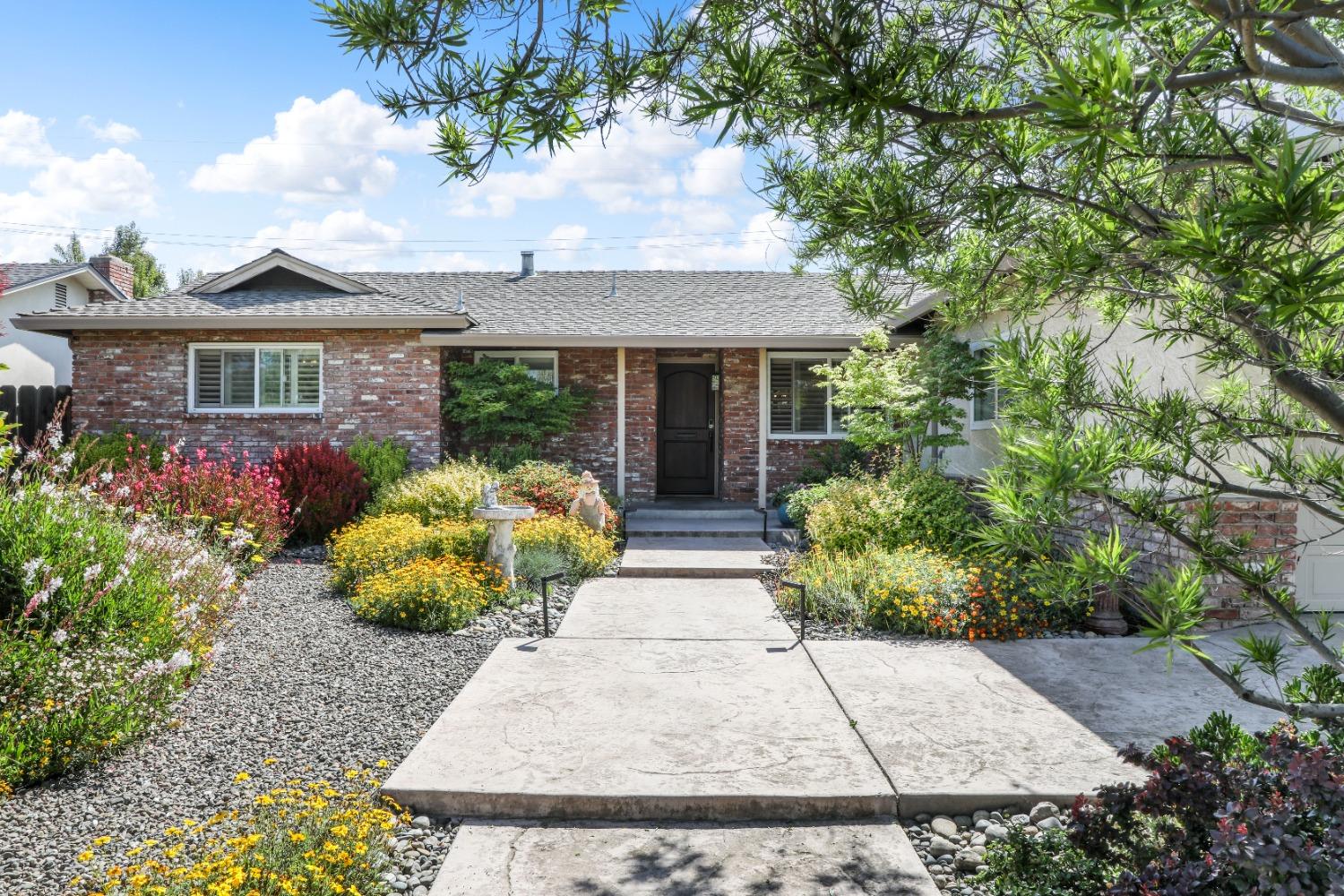 Detail Gallery Image 3 of 34 For 1304 Nelda Way, Modesto,  CA 95355 - 3 Beds | 2 Baths