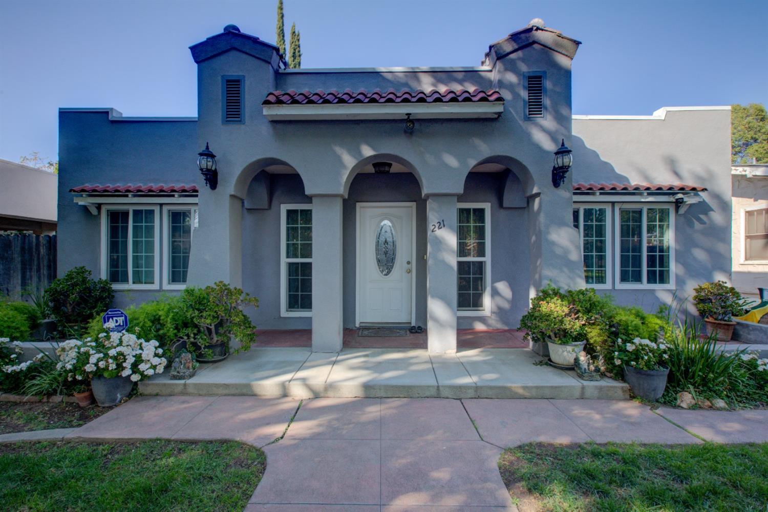 Detail Gallery Image 1 of 24 For 221 W 23rd St, Merced,  CA 95340 - 3 Beds | 1 Baths