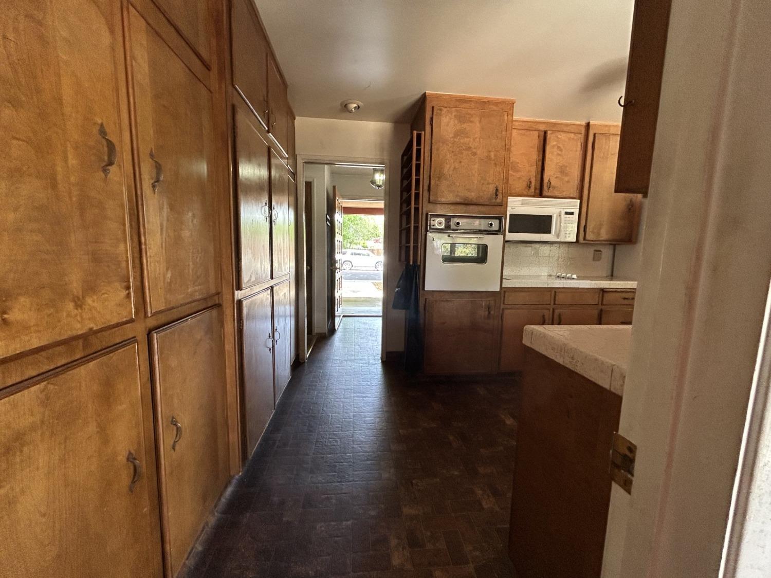 Detail Gallery Image 4 of 18 For 1008 Wellington Dr, Modesto,  CA 95350 - 4 Beds | 2/1 Baths