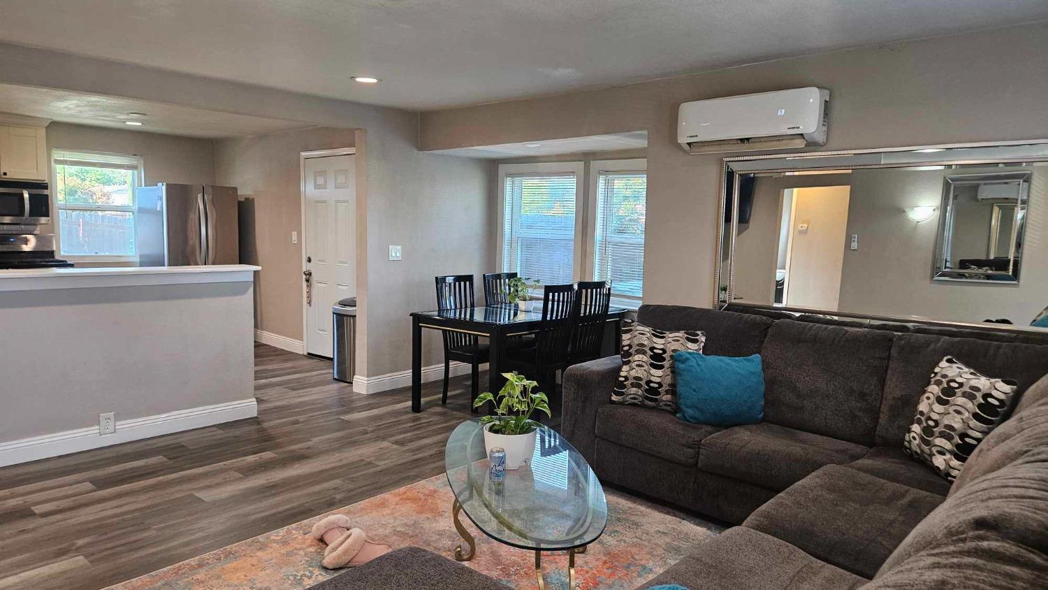 Detail Gallery Image 4 of 24 For 4725 Parker Ave, Sacramento,  CA 95820 - 2 Beds | 1 Baths