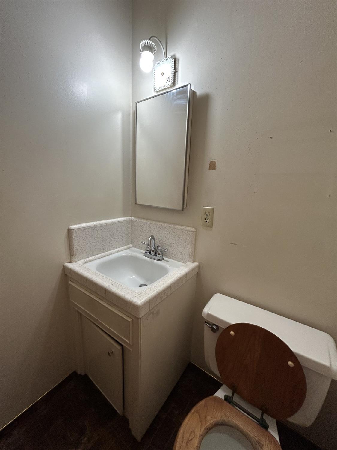 Detail Gallery Image 9 of 18 For 1008 Wellington Dr, Modesto,  CA 95350 - 4 Beds | 2/1 Baths