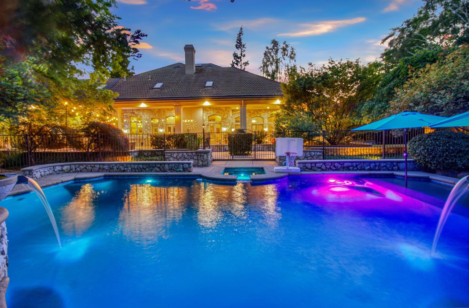 Detail Gallery Image 2 of 81 For 5011 Jardin Ln, Carmichael,  CA 95608 - 4 Beds | 4 Baths