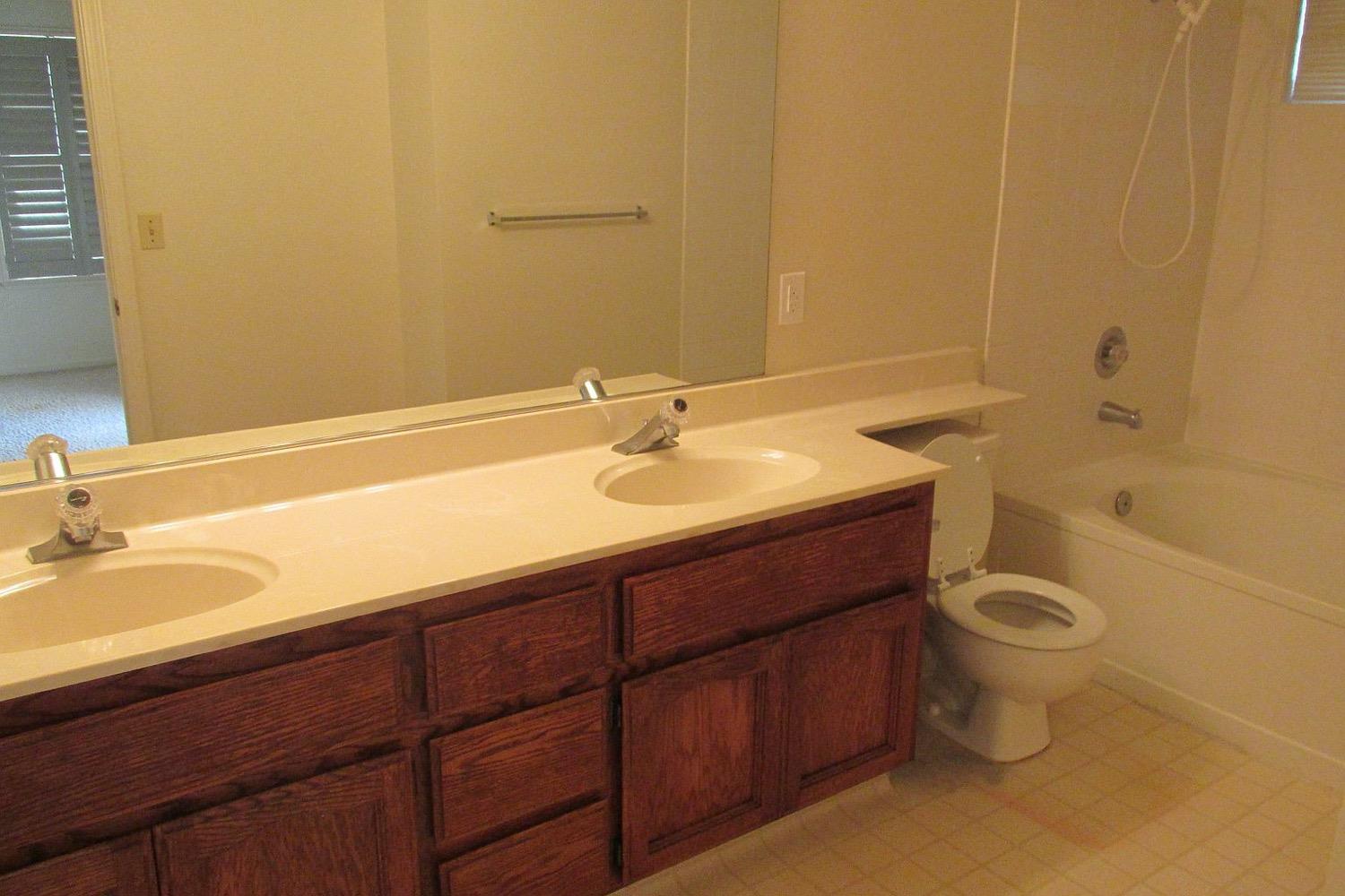 Detail Gallery Image 5 of 10 For 5920 Silver Shadow Cir, Sacramento,  CA 95823 - 3 Beds | 2 Baths