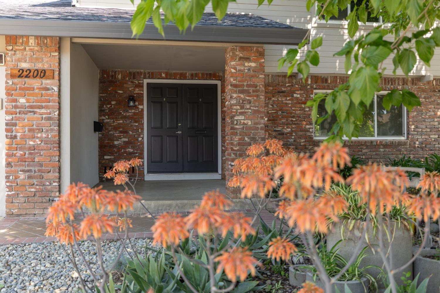 Detail Gallery Image 2 of 19 For 2200 El Cejo Cir, Rancho Cordova,  CA 95670 - 5 Beds | 2/1 Baths