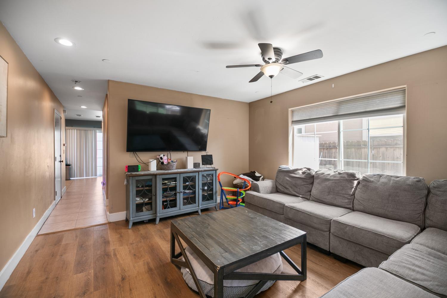 Detail Gallery Image 5 of 30 For 3879 8th Ave, Sacramento,  CA 95817 - 3 Beds | 2/1 Baths