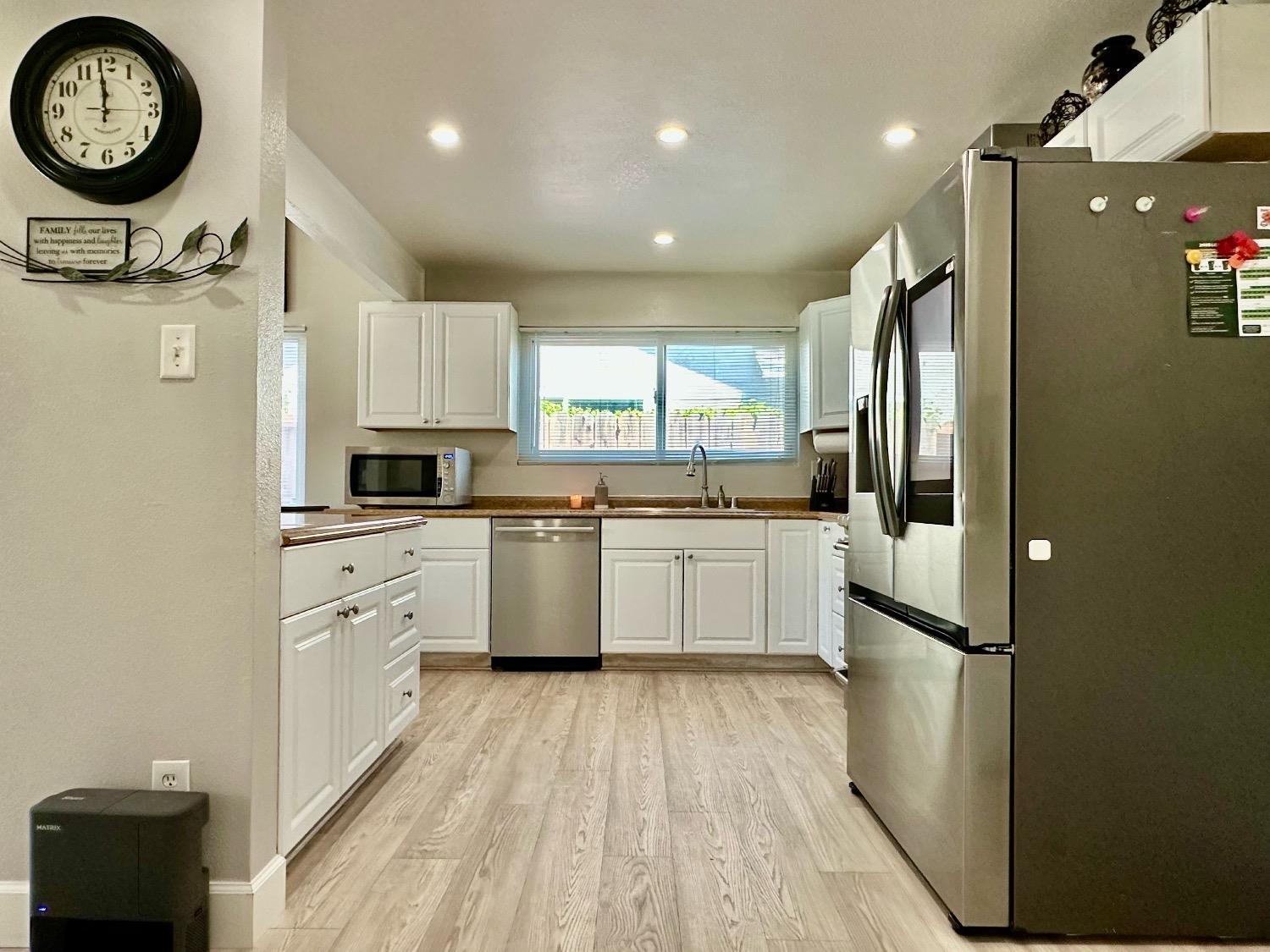 Detail Gallery Image 8 of 24 For 1833 Reisling Dr, Lodi,  CA 95240 - 4 Beds | 2 Baths