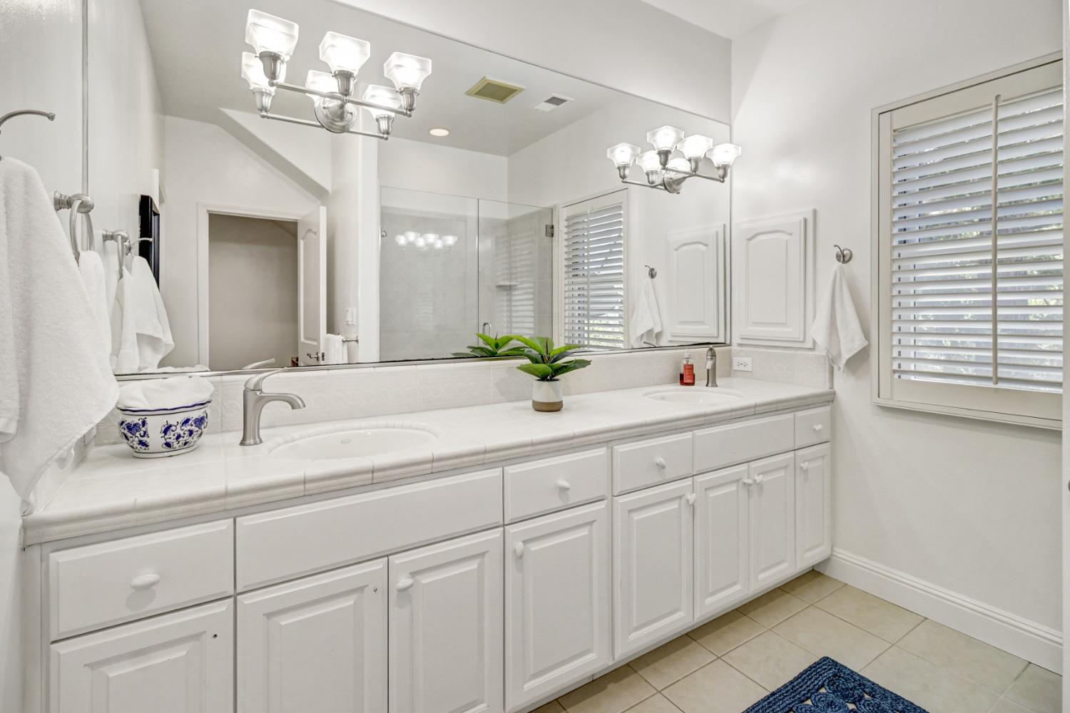 Detail Gallery Image 42 of 81 For 5011 Jardin Ln, Carmichael,  CA 95608 - 4 Beds | 4 Baths