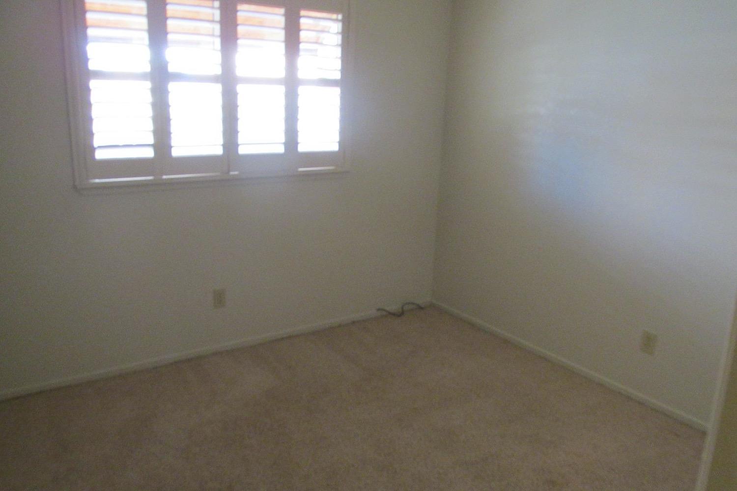 Detail Gallery Image 3 of 10 For 5920 Silver Shadow Cir, Sacramento,  CA 95823 - 3 Beds | 2 Baths