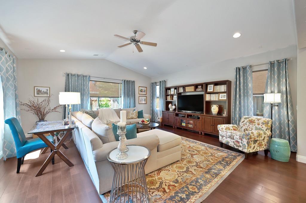 Detail Gallery Image 4 of 44 For 2425 Rockrose Cir, Roseville,  CA 95747 - 4 Beds | 3 Baths