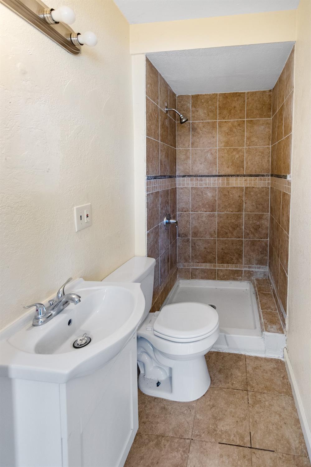 Detail Gallery Image 5 of 41 For 2931 Elm Ave, Merced,  CA 95348 - 3 Beds | 3 Baths