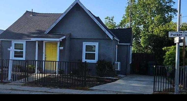 Detail Gallery Image 5 of 24 For 4725 Parker Ave, Sacramento,  CA 95820 - 2 Beds | 1 Baths