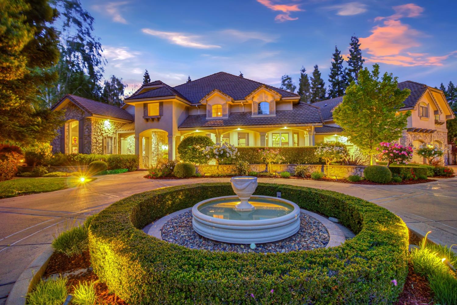 Detail Gallery Image 1 of 81 For 5011 Jardin Ln, Carmichael,  CA 95608 - 4 Beds | 4 Baths