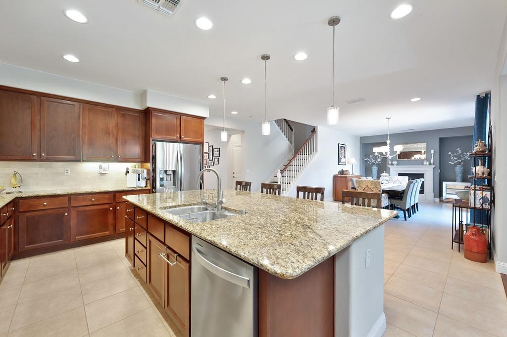 Detail Gallery Image 12 of 44 For 2425 Rockrose Cir, Roseville,  CA 95747 - 4 Beds | 3 Baths