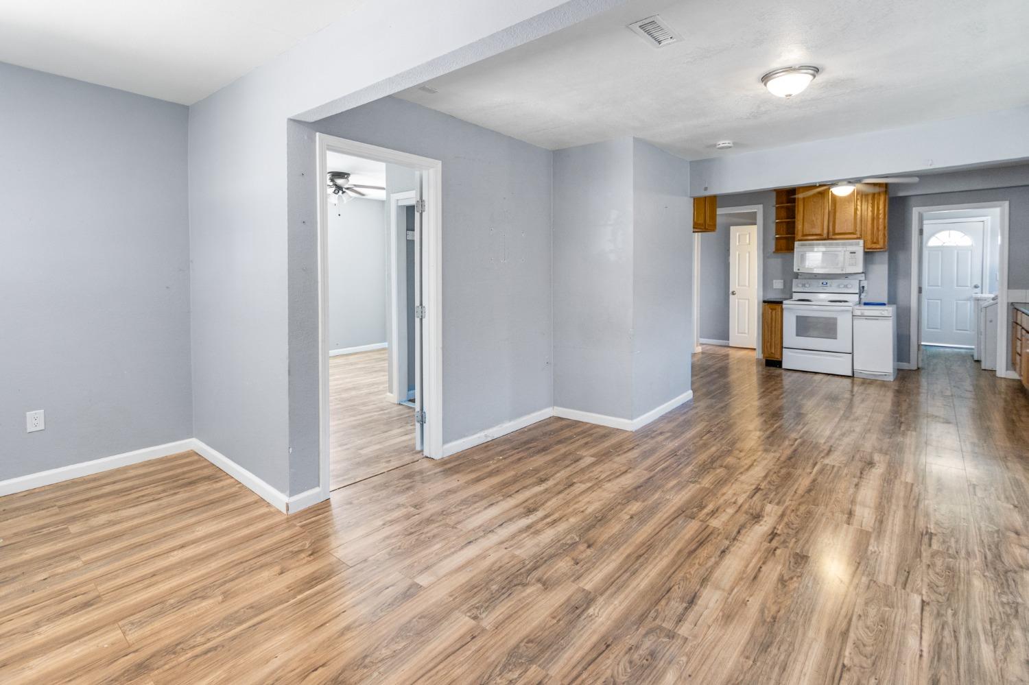 Detail Gallery Image 3 of 41 For 2931 Elm Ave, Merced,  CA 95348 - 3 Beds | 3 Baths
