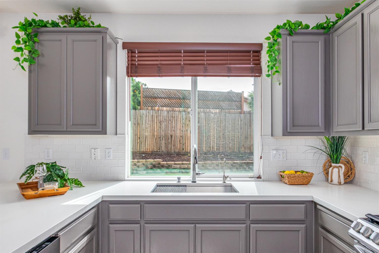Detail Gallery Image 11 of 33 For 9090 Piazza Ct, Elk Grove,  CA 95624 - 4 Beds | 2/1 Baths