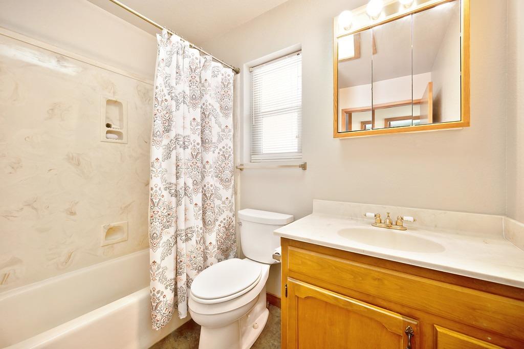 Detail Gallery Image 44 of 68 For 74 Greenbrier Dr, Oroville,  CA 95966 - 3 Beds | 3 Baths
