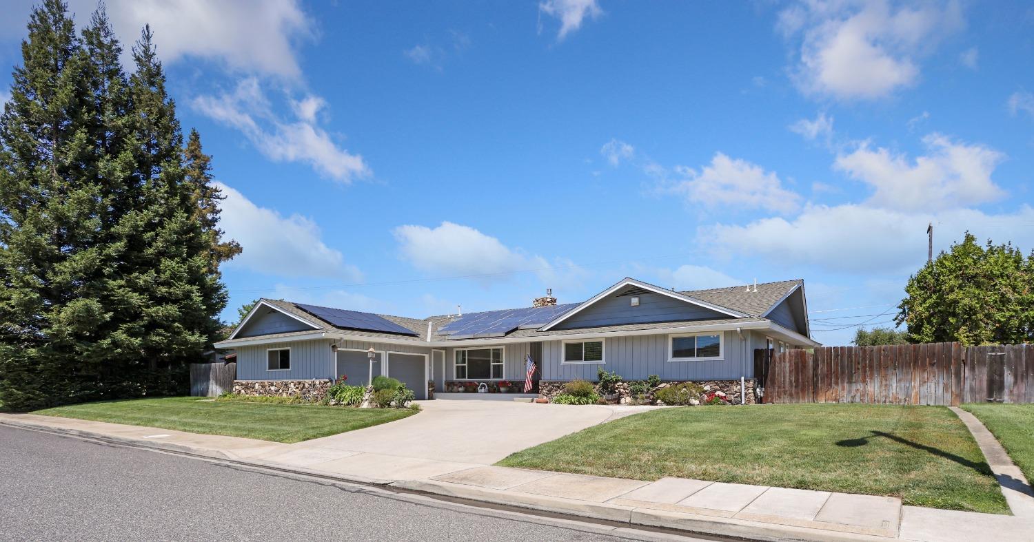 Detail Gallery Image 1 of 33 For 1616 Poplar St, Oakdale,  CA 95361 - 3 Beds | 2 Baths