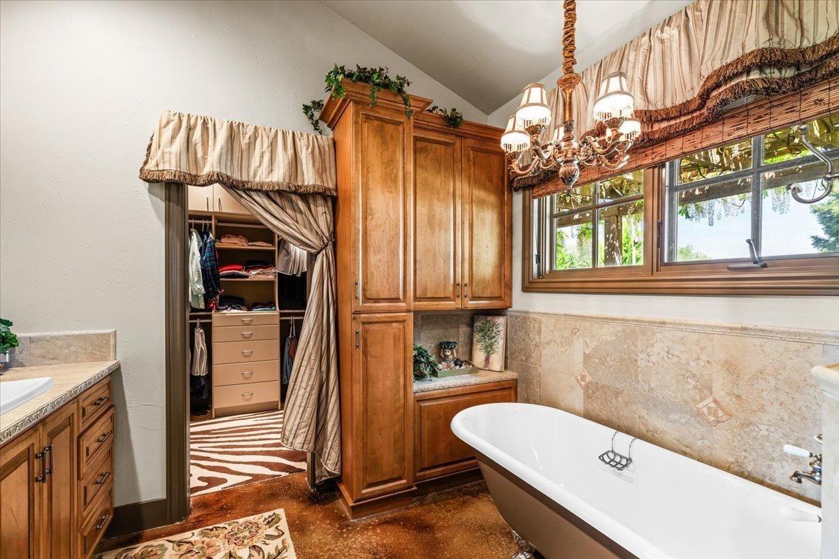 Detail Gallery Image 17 of 95 For 18879 Hidden Lakes Ln, Acampo,  CA 95220 - 3 Beds | 3/2 Baths