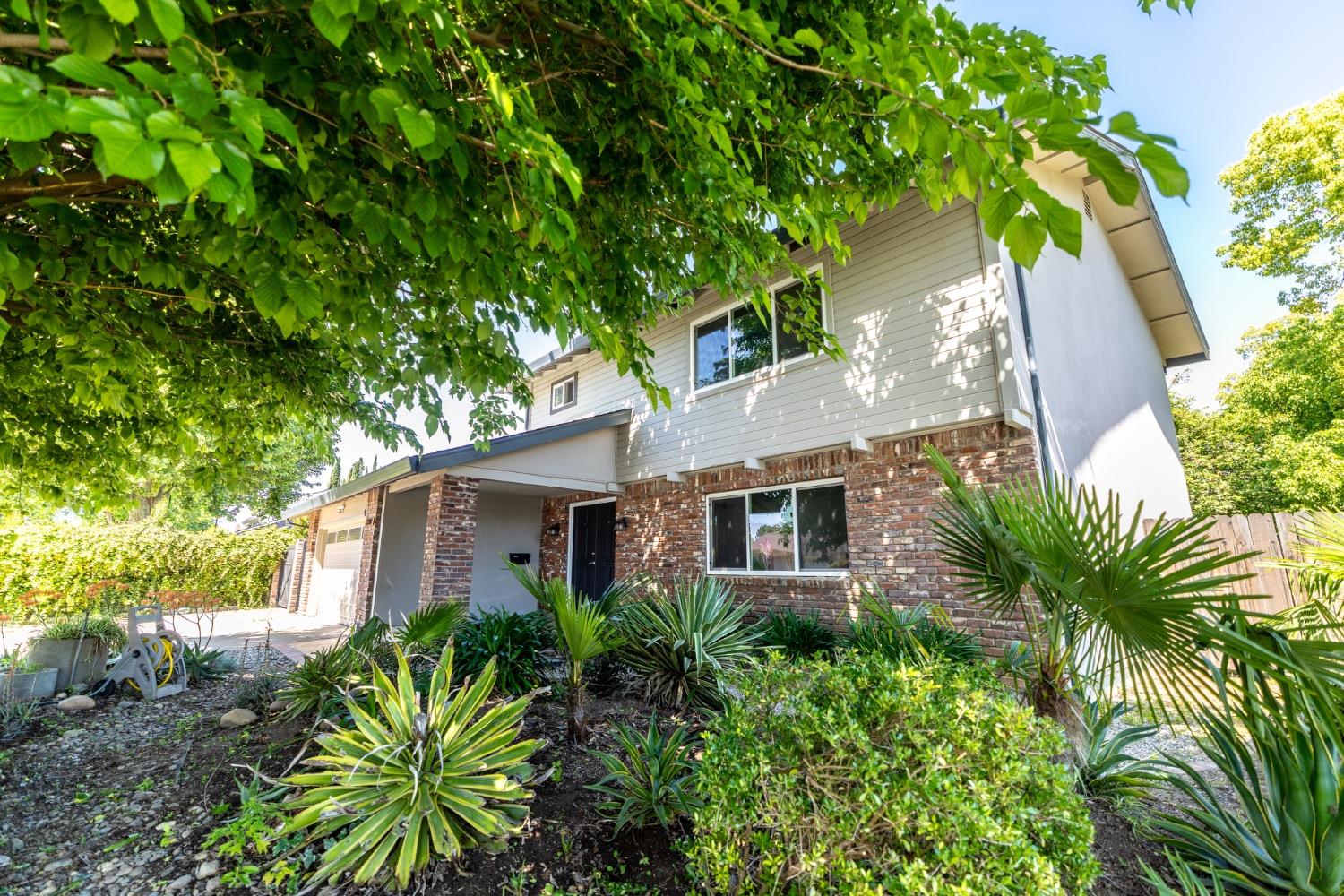 Detail Gallery Image 3 of 19 For 2200 El Cejo Cir, Rancho Cordova,  CA 95670 - 5 Beds | 2/1 Baths