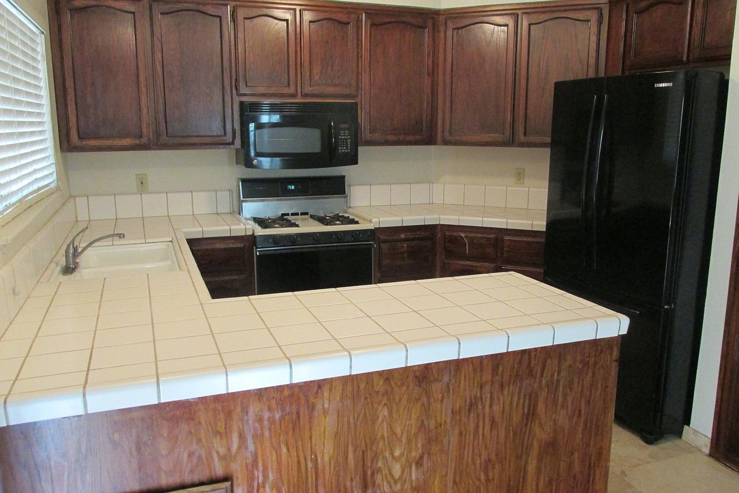Detail Gallery Image 8 of 10 For 5920 Silver Shadow Cir, Sacramento,  CA 95823 - 3 Beds | 2 Baths