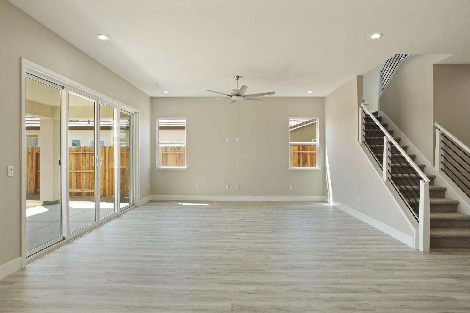 Paramount Lane, Manteca, California image 9