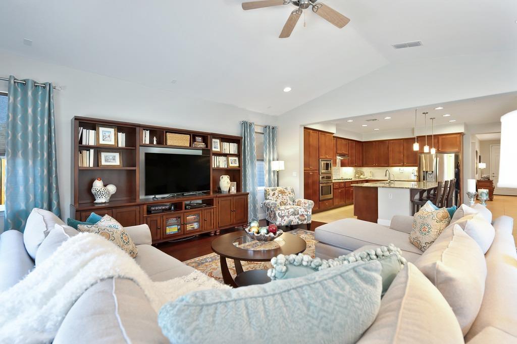 Detail Gallery Image 5 of 44 For 2425 Rockrose Cir, Roseville,  CA 95747 - 4 Beds | 3 Baths