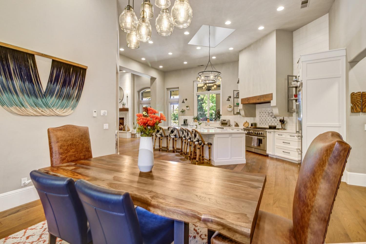Detail Gallery Image 9 of 81 For 5011 Jardin Ln, Carmichael,  CA 95608 - 4 Beds | 4 Baths